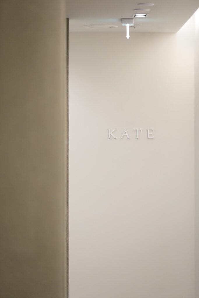 홍대 케이트의원 KATE 레터링 벽