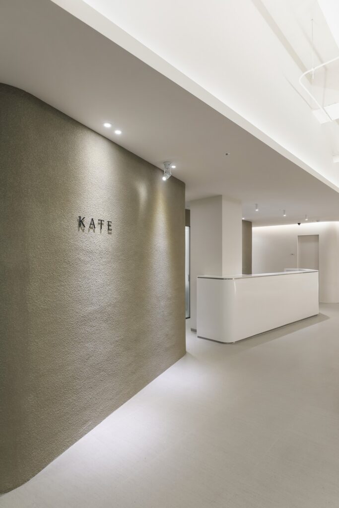 홍대 케이트의원 KATE 벽과 접수 데스크
